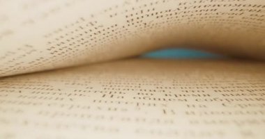 Kitap sayfalarından oluşan tünel