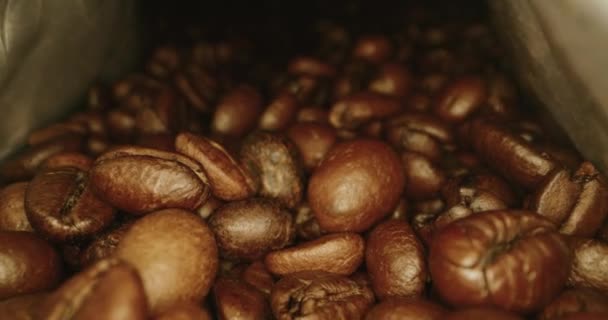 Ziarna kawy leżące w opakowaniu — Wideo stockowe