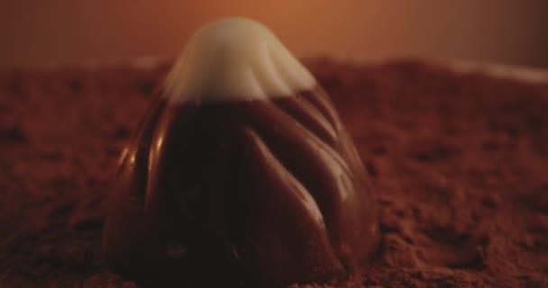 Pastelería untada en polvo de cacao — Vídeo de stock