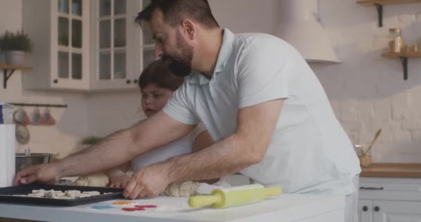 Vater und Tochter backen gemeinsam Kuchen — Stockvideo