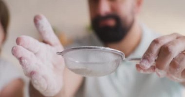 Baba ve kızı birlikte pasta hazırlıyorlar.