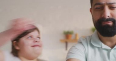 Baba ve kızı pasta hazırlarken aylaklık ediyorlar.