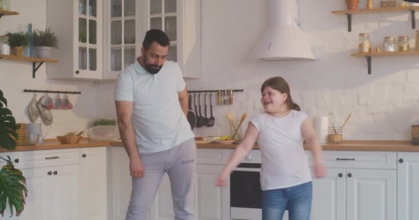 Ojciec i córka tańczą w kuchni — Wideo stockowe