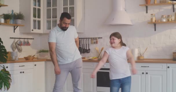 Pai e filha dançando na cozinha — Vídeo de Stock