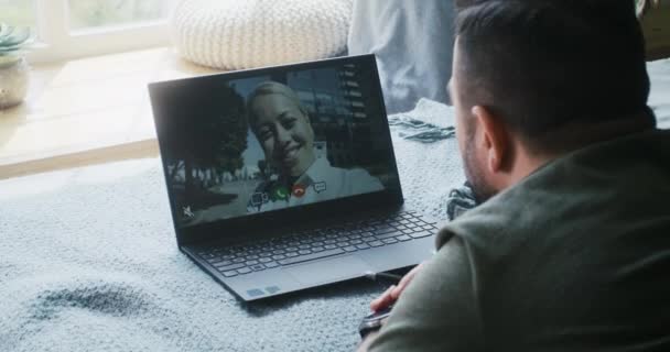 Hombre y mujer teniendo videollamada — Vídeos de Stock