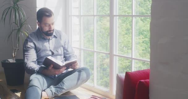 Ο άνθρωπος που διαβάζει τη Βίβλο στο σπίτι — Αρχείο Βίντεο