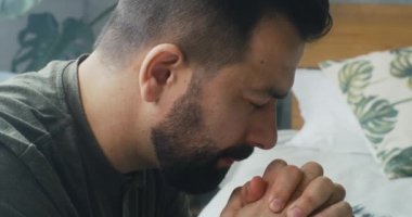 Dua eden ve mırıldanan bir adam