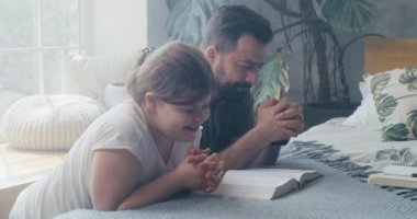 Baba ve kızı birlikte dua ediyorlar.