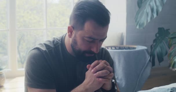 Az ember imádkozik és morog. — Stock videók