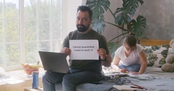 Mann zeigt Anti-Quarantäne-Botschaft vor Kamera — Stockvideo