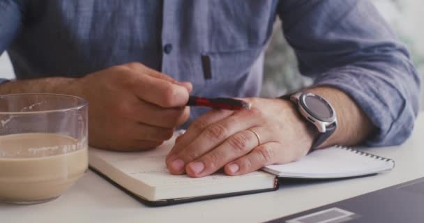 Homem tomando notas em um caderno — Vídeo de Stock