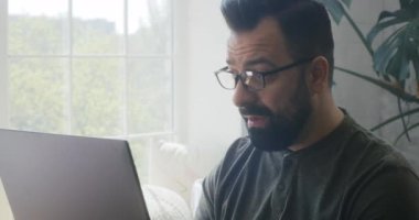 Adam mutfakta video görüşmesi yapıyor.