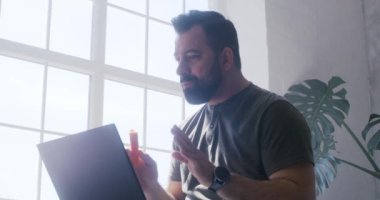 Görüntülü arama yapan adam