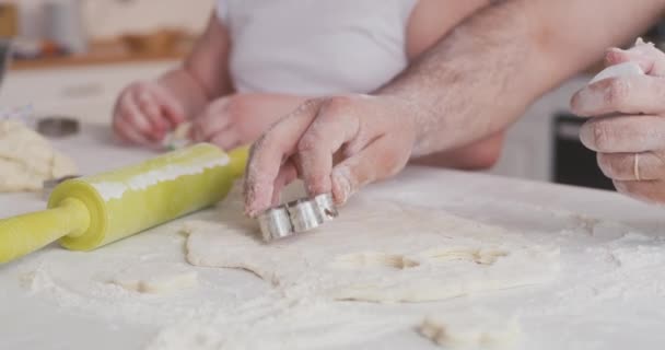 Uomo che utilizza la muffa cookie sulla pasta — Video Stock