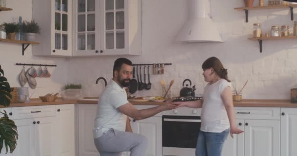 Far och dotter dansar i köket — Stockvideo