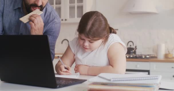Девочка учится дома — стоковое видео
