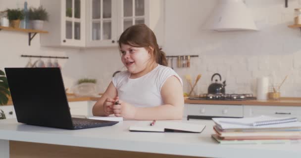 Meisje studeren thuis — Stockvideo