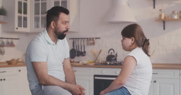Vater im Gespräch mit Tochter — Stockvideo