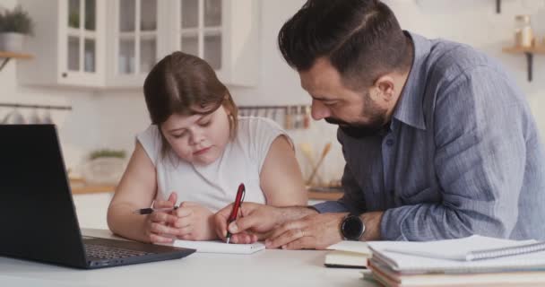 Filha estudando em casa com seu pai — Vídeo de Stock