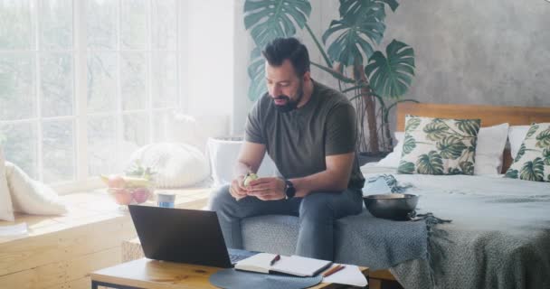 Homem tendo chamada de vídeo no quarto — Vídeo de Stock