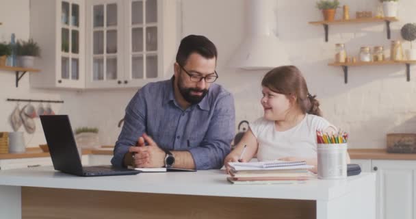 Hija estudiando en casa con su padre — Vídeos de Stock