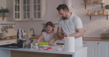 Baba ve kızı birlikte pasta hazırlıyorlar.