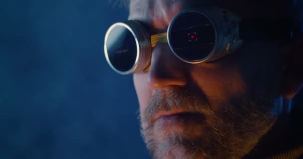 Homem usando óculos inteligentes — Vídeo de Stock