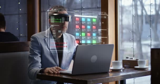 Hombre usando tecnología holográfica vr — Vídeo de stock