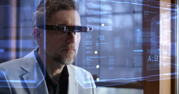 Hombre usando gafas vr y tecnología holográfica — Vídeo de stock