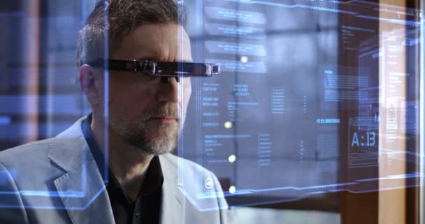 Hombre usando gafas vr y tecnología holográfica — Vídeos de Stock