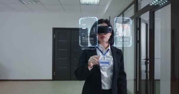 Yürüyen ve holografik teknoloji kullanan bir kadın. — Stok video