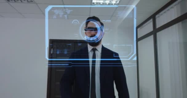 Homem andando e usando tecnologia holográfica — Vídeo de Stock