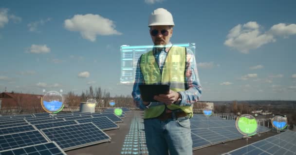 Ingeniero instalando paneles solares — Vídeo de stock