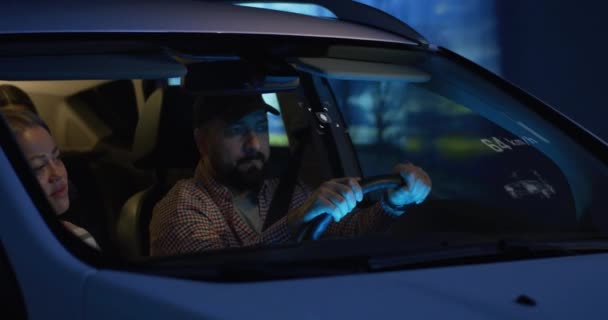 Familia viajando en coche inteligente — Vídeo de stock