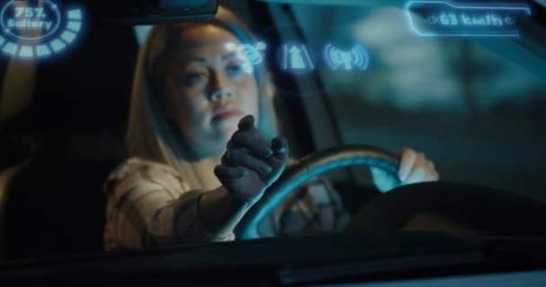 Γυναίκα που ασχολούνται λειτουργία αυτο οδήγησης στο αυτοκίνητο — Αρχείο Βίντεο