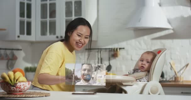 Anya és a baba videóbeszélgetést folytat apával — Stock videók