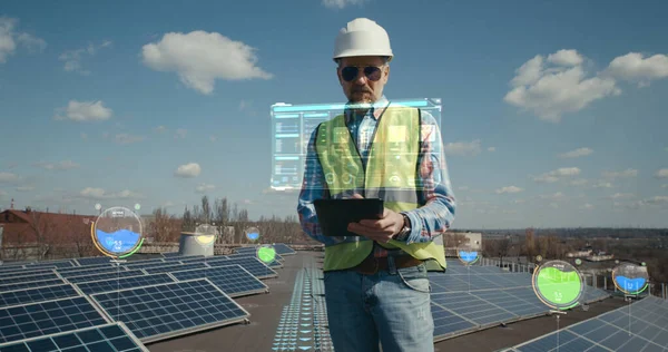 Inżynier instalujący panele słoneczne — Zdjęcie stockowe