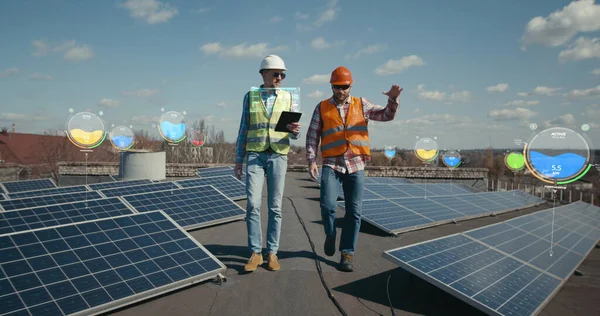 Lavoratori che controllano i pannelli solari sul tetto — Foto Stock