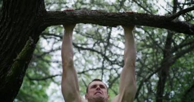 Barfiks çeken atletik bir adam