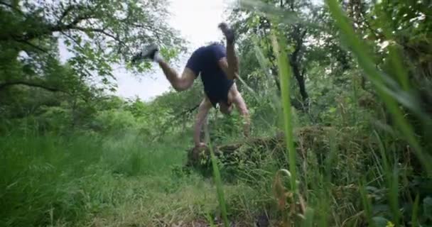 Hombre atlético tratando de hacer handstand — Vídeos de Stock