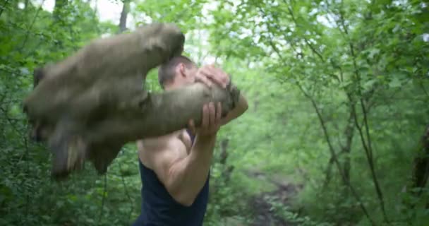 Homme athlétique battant terrain avec bûche — Video