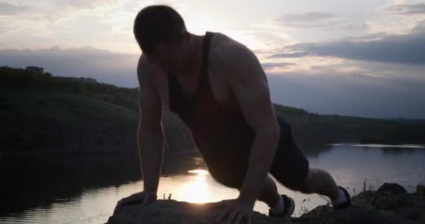 Athletic man doing push ups — Stock Video