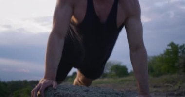 Şınav çeken atletik bir adam