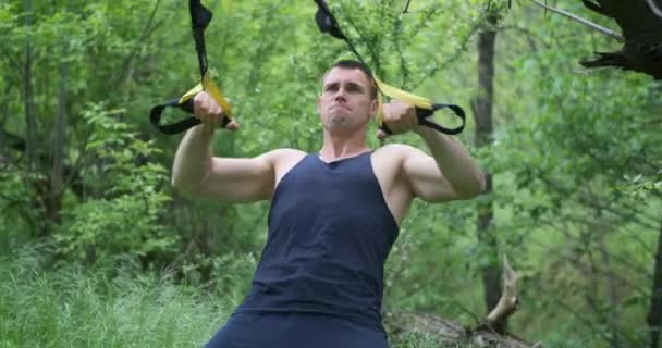 Athletic man using sport slings — Stock Video