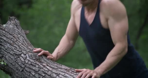 Hombre atlético haciendo flexiones — Vídeo de stock