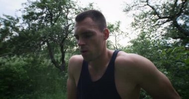 Sporcu adam spor yapıyor.