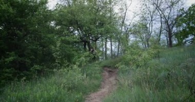 Spor askıları kullanan atletik bir adam