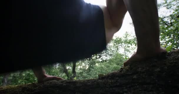Hombre atlético haciendo flexiones — Vídeos de Stock