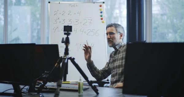 Profesor explicando matemáticas a la cámara — Foto de Stock