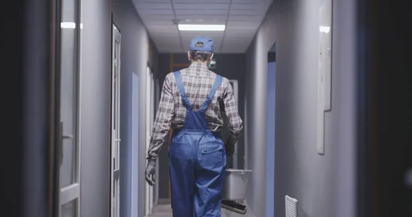 Janitor limpando um corredor — Fotografia de Stock